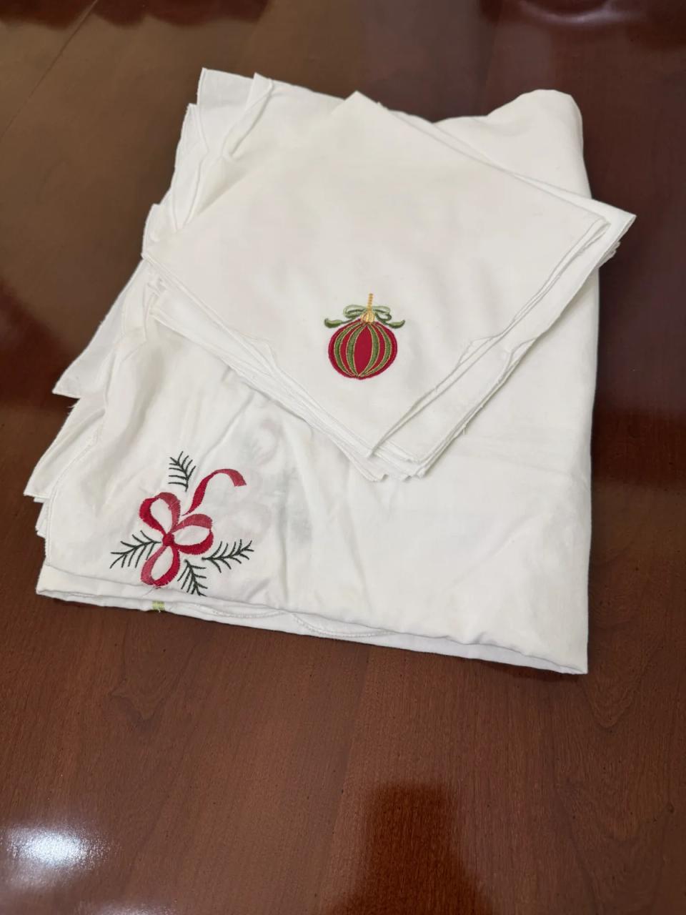 Christmas Tablecloth with Embroidered Bauble and Ribbon and Eight Napkins
